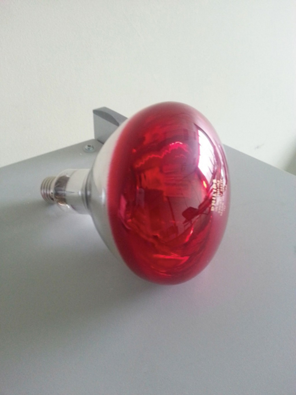 Bombilla Infrarroja E27 250W | Color Rojo | Para Calor Y Terapias | 125x175 Mm